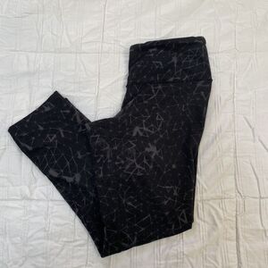 Lululemon Cropped Black Triangle Web Print Black/Grey Womens Size 4
